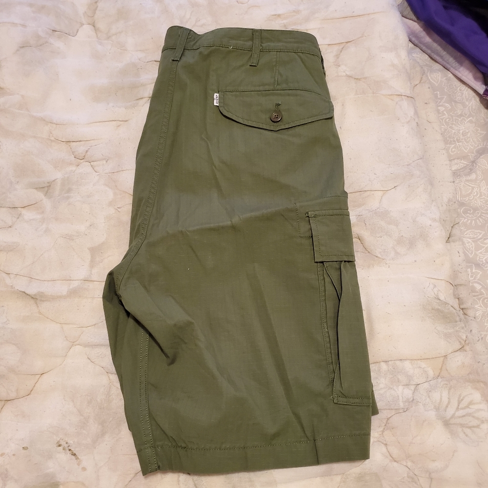 Dead stock brand new Levi's cargo short palm green
